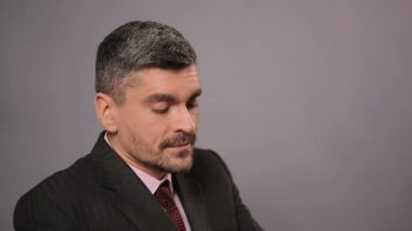 Üzgün işadamı kadeh votka restoranda, güçlü alkollü içki içme