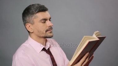 Edebiyat eleştirmeni Kütüphanesi'nde oturan kuru kitap ve esneme, sıkıcı roman okuma