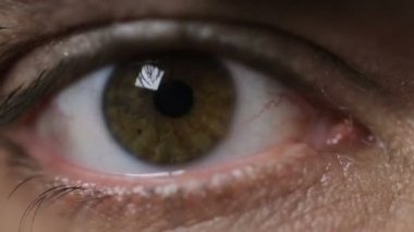 Kameraya bakarak erkek gözler yakın çekim. Görme sorunları, Oftalmoloji