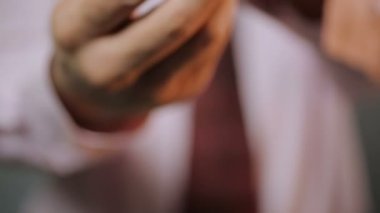 Dostum yapma evlenme teklifi, elinde güzel gümüş yüzük gösterilen yakın çekim