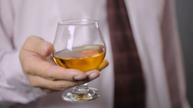 Bir bardak viski ile tutarak ve aroma, alkol teneffüs edilmesi deneyimli sommelier