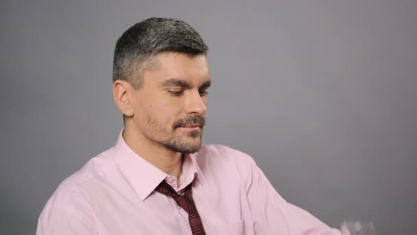마시는 천연 종합 비타민 주스와 카메라 앞 엄지손가락을 보여주는 남자 — 비디오
