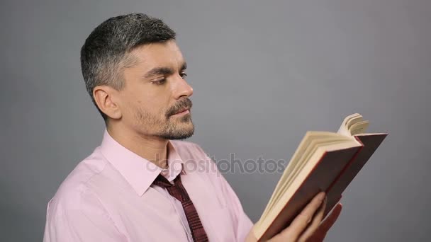 Critico letterario seduto in biblioteca, che legge libri secchi e sbadiglia, romanzo noioso — Video Stock