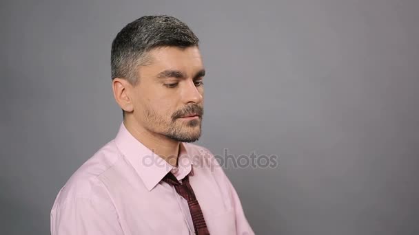 Hombre enfermo con barba usando aerosol nasal, alergia, medicina y atención médica — Vídeo de stock