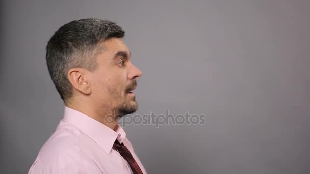 Alergii, Katar, choroby. Chore mężczyzna kichanie i wycieranie nosa z tkanki — Wideo stockowe
