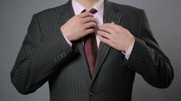 Empresário a ajustar a gravata e o casaco, de perto. Roupa masculina elegante — Vídeo de Stock