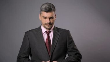 Onun ceketi çıkar ve sabit çalışma günü sonra eve gitmekten memnun CEO'su alarak dinlenmek