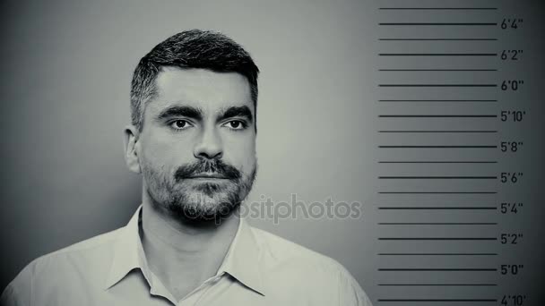 कैद्याचा मगशॉट, पुरुष गुन्हेगार पोलिस ठाण्यात छायाचित्रे मिळत — स्टॉक व्हिडिओ