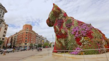Dev çiçek köpek yavrusu ayakta önünde Guggenheim Müzesi Bilbao, İspanya
