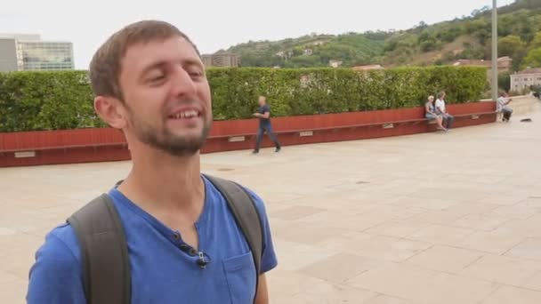若い男性観光撮影スポットと彼のスマート フォンに興味のある場所 — ストック動画
