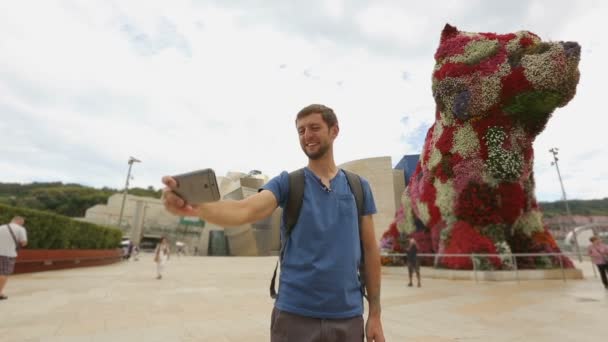 Giovane uomo prendendo selfie utilizzando diversi angoli della fotocamera, tirando facce divertenti — Video Stock