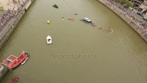 Widok na rzeki Nervion z góry znane Prince i Princess Hiszpania Bridge — Wideo stockowe