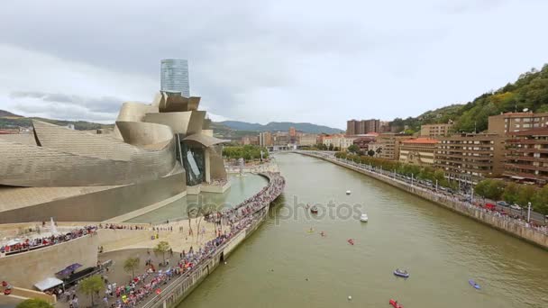 Museum sungai Nervion dan Guggenheim seni modern dan kontemporer di Bilbao — Stok Video