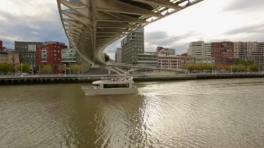 Bilbao, İspanya Zubizuri köprü altında yavaş yavaş yelken lüks zevk tekne