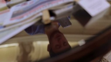 Sabah haber kontrol smartphone, dikkatle kaydırma web sayfalarında genç adam