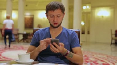 Erkek turist smartphone, web sayfalarında kaydırma yeni yerleri ziyaret için arıyor