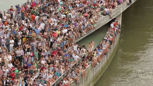 Bilbao, Španělsko - cca srpen 2014: Památky ve městě. Mnozí diváci sešli na břehu řeky, čekají na vodní show pro turisty — Stock video