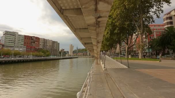 Vista sobre o rio Nervion sob a ponte Zubizuri, bela paisagem urbana de Bilbao — Vídeo de Stock