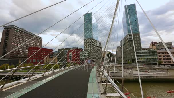 Hermosa vista sobre edificios tranquilos y el puente Zubizuri en Bilbao, España — Vídeos de Stock