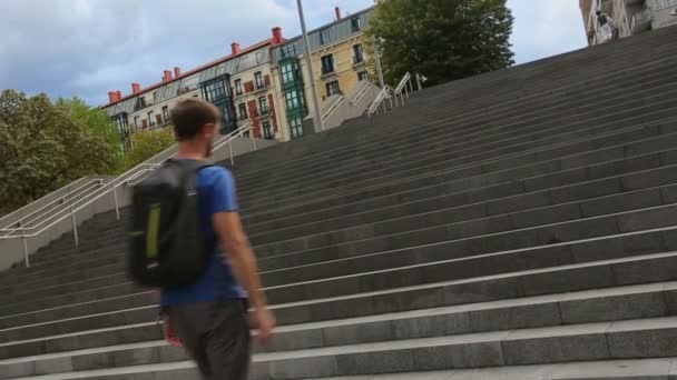 Estudiante atlético corriendo escaleras graníticas, tarde para la clase en la universidad — Vídeos de Stock