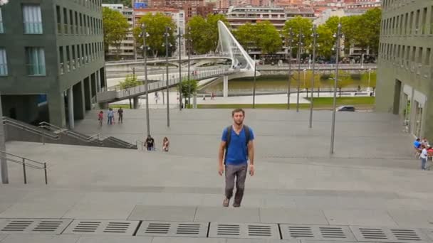 Fiatal férfi turista séta, Bilbao belvárosában nevezetességek megtekintése — Stock videók