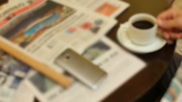 Επιχειρησιακό πρόσωπο πίνοντας καφέ και διαβάζοντας ειδήσεις πρωινού στο λόμπι του ξενοδοχείου — Αρχείο Βίντεο