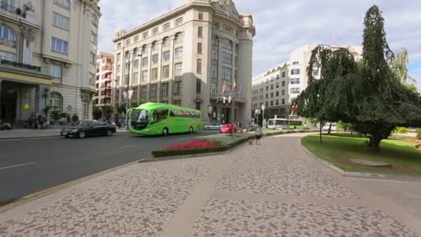 Ocupado tráfico urbano en el centro de Bilbao, autobuses y coches que conducen cerca de la plaza principal — Vídeos de Stock