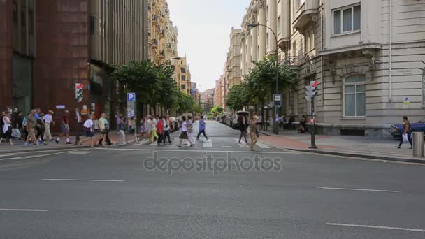 Пешеходы, переходящие дорогу в центре Бильбао, осмотр достопримечательностей Европы — стоковое видео