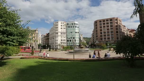 Vista sullo splendido paesaggio urbano e la zona di riposo con fontana a Piazza Ellittica, Bilbao — Video Stock