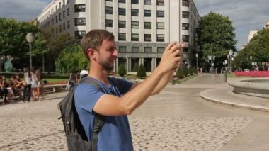 Meraklı turist güzel Bilbao şehir smartphone fotoğraf makinesinde fotoğrafını çekmek
