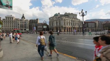 Bilbao, İspanya - yaklaşık Ağustos 2014: Gezi şehrin. İnsanlar temiz güzel bina Arriaga tiyatro Bilbao, İspanya