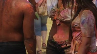 Holi Festivali, arkadaşlarınızla, karınlarını close-up konuşurken kadınlar toz boya