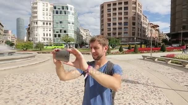 Joven turista filmando panorama de 360 grados utilizando la aplicación para smartphone — Vídeo de stock