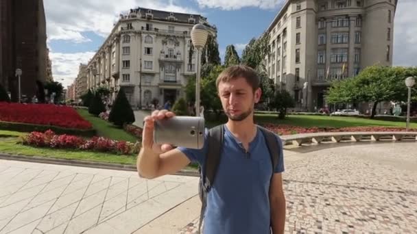 Turista masculino tomando fotos de monumentos famosos en un tour turístico por Europa — Vídeo de stock