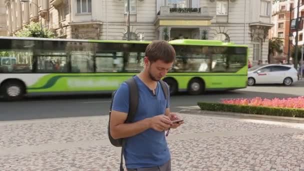 Backpacker checking public transportation schedule using app on smartphone — Stock Video