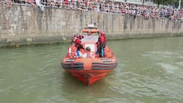 BILBAO, ESPAÑA - CIRCA AGOSTO 2014: Turismo en la ciudad. Equipo de seguridad de guardacostas en servicio, asegurando la seguridad en el agua en la competición deportiva — Vídeo de stock