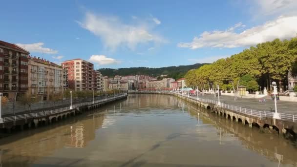 Sötét víz felszínén a Nervion folyóra, gyönyörű városkép, Bilbao, Spanyolország — Stock videók