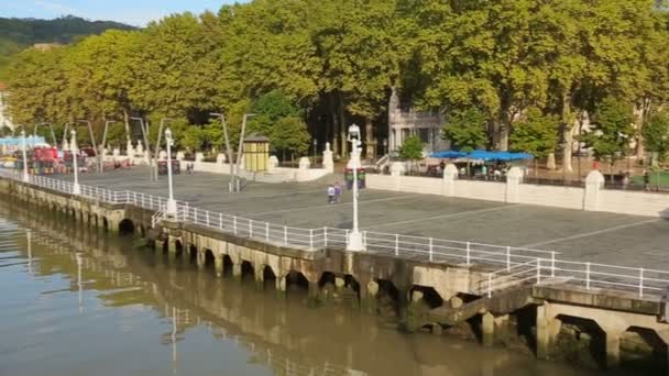 Breiter Kai entlang des Nervion Flusses und Blick auf bunte Gebäude in Bilbao, Spanien — Stockvideo