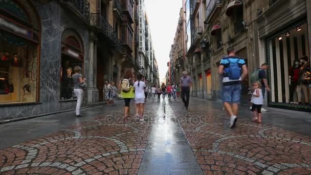 BILBAO, SPAGNA - CIRCA AGOSTO 2014: Visita della città. Persone che camminano per strade strette con vetrine attraenti a Bilbao — Video Stock