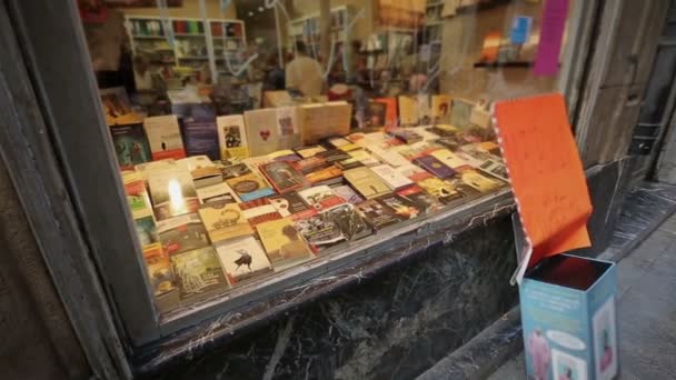 BILBAO, ESPANHA - CIRCA AGOSTO 2014: Passeios turísticos na cidade. Grande variedade de livros em vitrine na livraria, compras na Europa — Vídeo de Stock