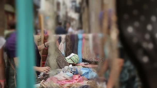 Gran variedad de bufandas de las mujeres a la venta en el mercado callejero, compradores que eligen mercancías — Vídeos de Stock