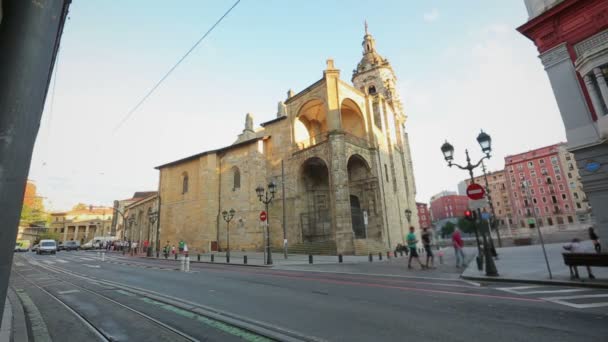 Kirche von San Antonio, katholischer Tempel in der Altstadt von Bilbao, Spanien — Stockvideo
