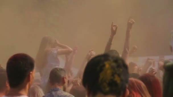 Persone colorate con polvere di vernice che ballano al concerto all'aperto, Holi festival — Video Stock