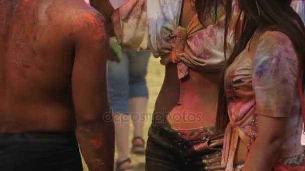 Festival de Holi, mujeres en pintura en polvo hablando con amigos, primer plano de vientres — Vídeo de stock