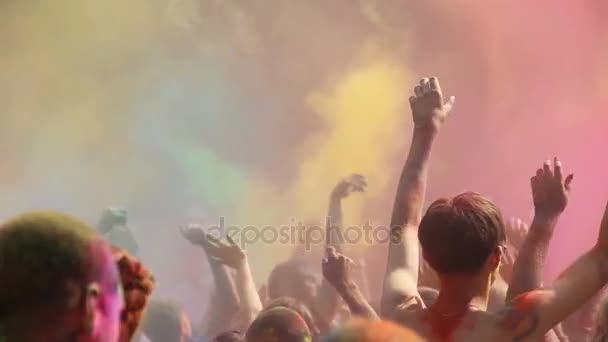 Boldog tömeg, színes por dobott, és integetett kézzel koncerten, Holi fesztivál — Stock videók