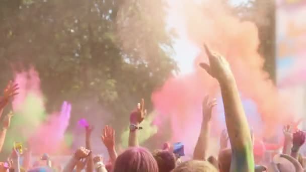 Gente emocionada disfrutando del festival Holi, bailando y tirando pintura en polvo — Vídeo de stock