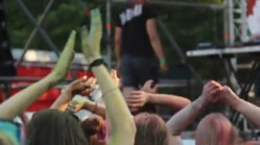 Dans ve açık hava Holi Festivali cool müzik zevk memnun insanlar