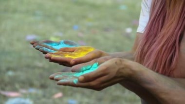 Holi Festivali toz boya içine hava üfleme en iyi arkadaşlarından mutlu yüzler