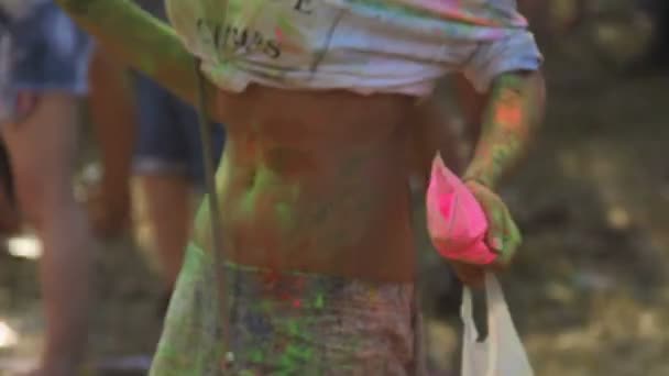 Femeie sexy cu burtă goală scuturând vopsea cu pulbere la festivalul Holi, vacanță — Videoclip de stoc