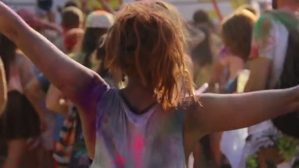 Женщина покрыта красочным порошком движется с музыкой на фестивале Холи, расслабиться — стоковое видео